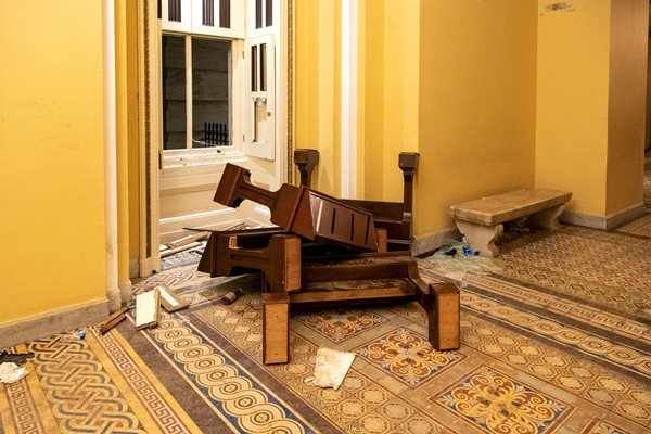 В коридорите на Конгреса останаха само потрошени мебели.