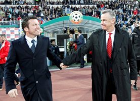 26 март 2011 г. Германците Лотар Матеус и Отмар Хицфелд се поздравяват преди европейската квалификация България - Швейцария в София, завършила 0:0.