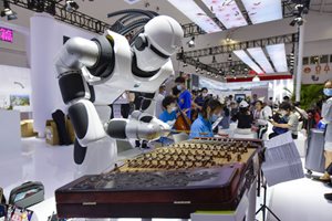Робот-музикант привлече вниманието на Международното изложение за потребителски стоки в Хайкоу (Видео)