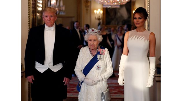 Кралица Елизабет II с бившата президентска двойка на САЩ Доналд и Мелания Тръмп СНИМКА: Ройтерс