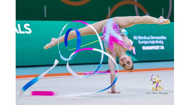 Стилияна Николова по време на изключителното си съчетание с лента във финала за многобоя на европейското първенство по художествена гимнастика в Будапеща. СНИМКА: АННА НЕДКОВА, БФХГ