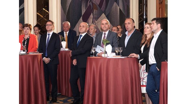 Вицепремиерът Томислав Дончев (в средата), министрите на социалната политика Бисер Петков и на туризма Николина Ангелкова присъстваха на традиционното връчване на наградите “Икономика на светло”.