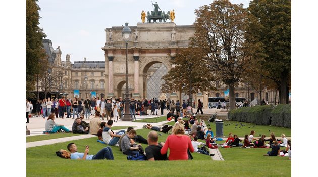 Властите в Париж поясняват, че няма да спрат напълно бюджетните туристи, но стриктно ще ги контролират.