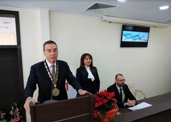 Кметът Димитър Николов поздравява бургазлии от празничната сесия на общинския съвет, после излезе сред тях на площада.