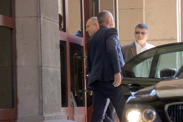 Румен Радев влиза в президентството, докато вътре разследващите претърсват кабинетите.

СНИМКИ: РУМЯНА ТОНЕВА