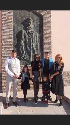 Мараджиев със съпругата, сина, снахата и двете внучки