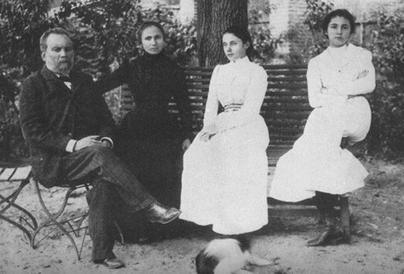 Петко Каравелов, съпругата му Екатерина и двете му дъщери Виола и Лора, към които съдбата е немилостива.