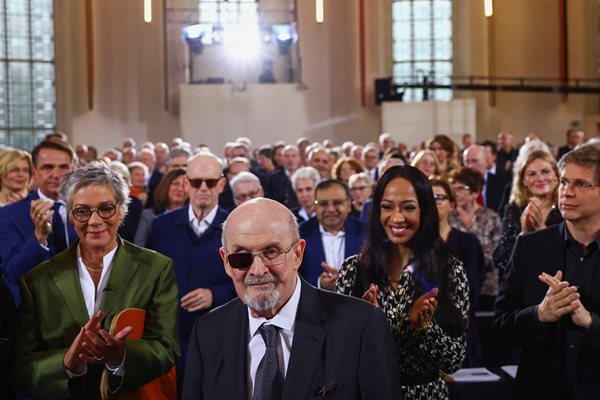 Салман Рушди получава наградата за мир по време на церемония в църквата "Св. Павел" във Франкфурт. СНИМКА: РОЙТЕРС