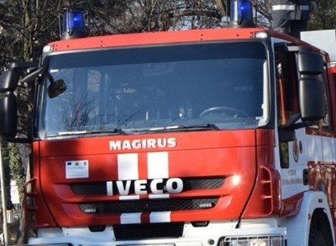 Евакуираха цял блок заради пожар в Ботевград, жена е с опасност за живота