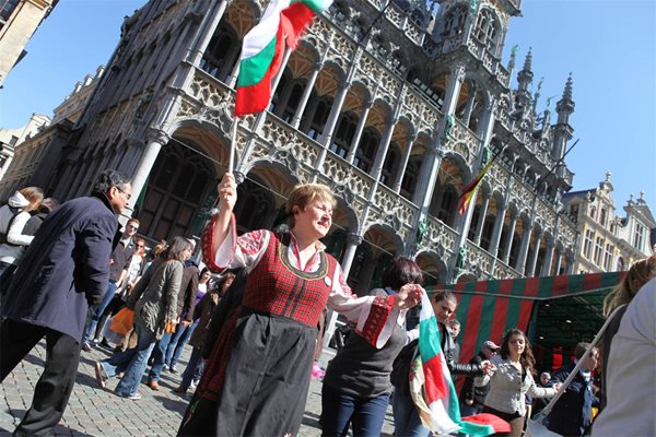 На 20 април 2013 г. Кристалина поведе българското хоро на централния площад "Гран палас" в Брюксел.