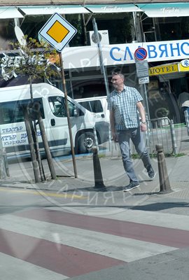 Актьор внимава как пресича