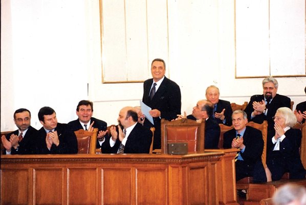 Кабинетът “Костов” в пленарната зала. Мандатът е още в своето начало - тук е и Богомил Бонев, а настроението е ведро. В средата му почти половината министри бяха сменени.