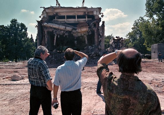 Паметници на соца стърчат насред демокрацията