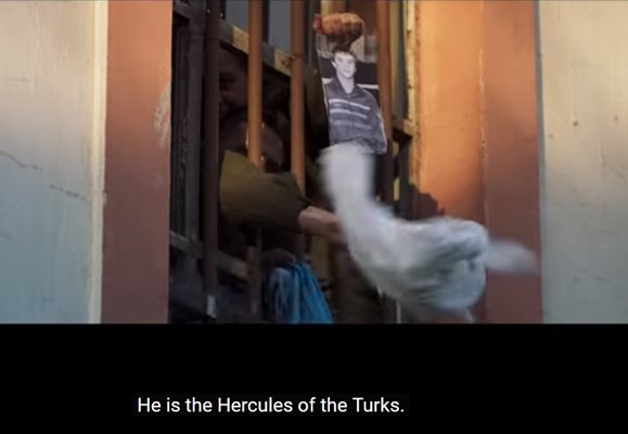 Кадри от затвора в Белене, под които на английски е изписано, че Наим е "Турският Херкулес"