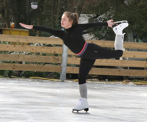 Ученичка показва умения по фигурно пързаляне.