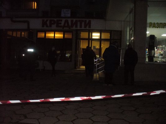 Огледът в офиса на фирмата за кредити в центъра на Стара Загора, където бе убит Стамбето, продължи и по тъмно тази вечер. Снимка Ваньо Стоилов