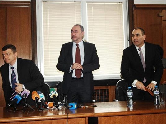 Вътрешният министър Цветан Цветанов, главният прокурор Борис Велчев и председателят на ДАНС Константин Казаков (от дясно на ляво) подписаха споразумение за дейността на спецзвената.
СНИМКА: ЙОРДАН СИМЕОНОВ