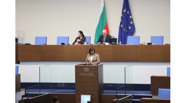 Лидерката на БСП Корнелия Нинова на парламентарната трибуна
