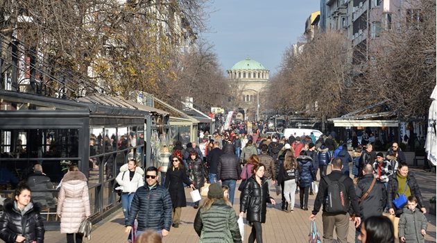 Хора се разхождат по "Витошка" в София
СНИМКА ЙОРДАН СИМЕОНОВ