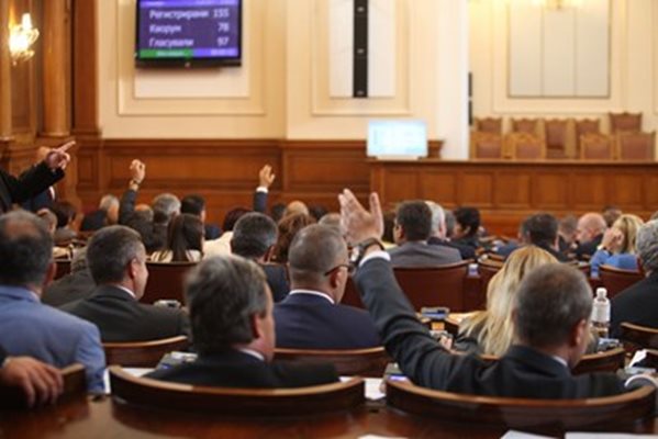 Депутатите приеха промени в Закона за съдебната власт на първо четене с общо 110 гласа "За" и 37 "въздържал се". Снимка: Румяна Тонева (Архив)