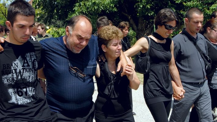 Майката Росица и братът Николай придържат бащата на Яна по време на погребението й през 2011 година