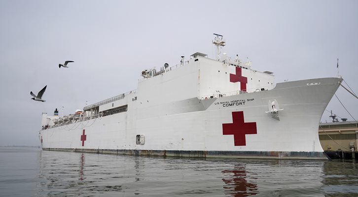 Кораб болница отпътува от Вирджиния за Ню Йорк.