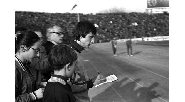 Голямата звезда на испанския тим Йохан Кройф охотно раздава автографи на българските фенове.