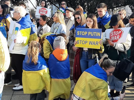 Протестиращите разпънаха плакати срещу войната и Путин.