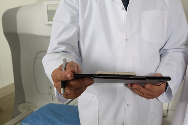 Гинеколози извадиха 10-килограмова киста от пациентка в Кърджали