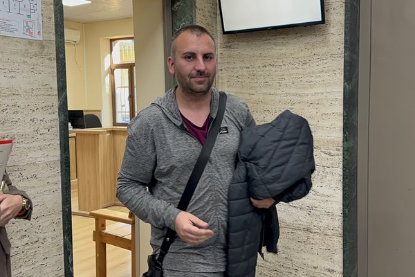 Мирослав Кръстев излиза от съдебната зала, след като делото беше върнато на прокуратурата.