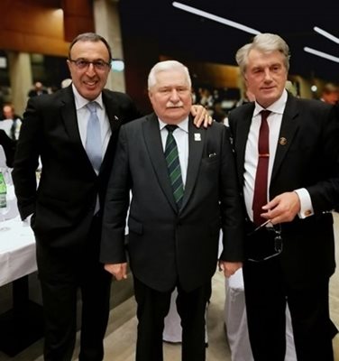 Петър Стоянов с Лех Валенса и бившия украински президент Виктор Юшченко през 2018 г.