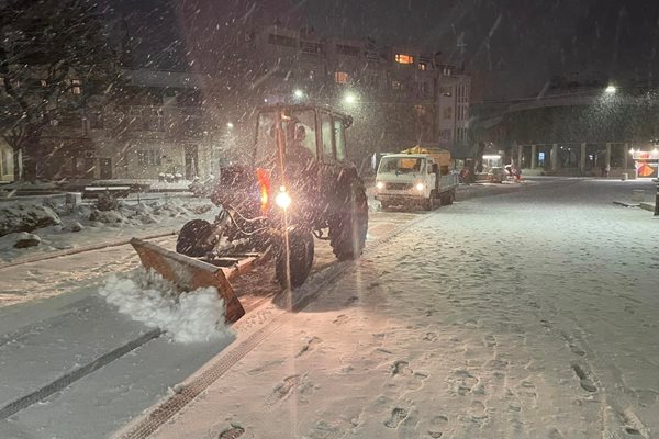 Снегопочистващата техника в Благоевград вече е на терен, кметът Методи Байкушев следи работата.