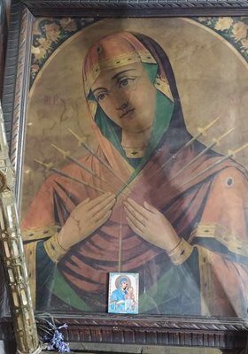 Иконата на Богородица Седмострелна е от 1903 година.