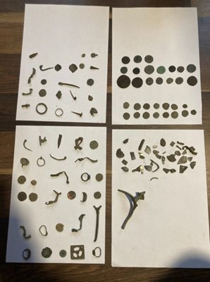 Старинни предмети и металотърсач са намерени вчера при предприето претърсване на адреса в село Чомаковци Снимка: ОДМВР - Плевен
