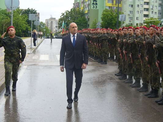 Като върховен главнокомандващ на Българската армия, президентът Румен Радев поздрави строя на военнослужещи от Втора тунджанска механизирана бригада в Стара Загора.
Снимка: Ваньо Стоилов