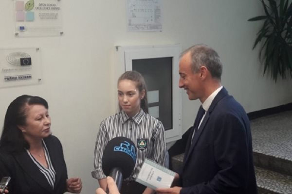 Министър Вълчев получава бележника си от директорката на природо-математическата гимназия във Враца Татяна Василева.
