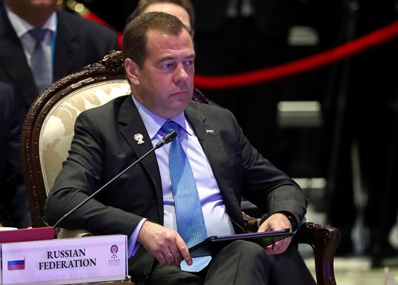 Все още  не е ясно каква ще  е  съдбата на бившия премиер и президент Дмитрий Медведев.