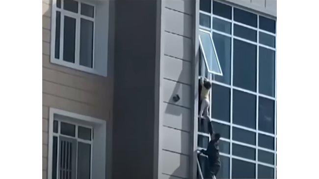 A man rescued a 3-year-old child hanging from a window on the 8th floor (Video)