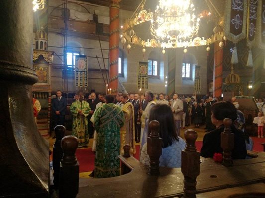 Румен Радев присъства на тържествена литургия в черквата "Св. Троица" в Банско. СНИМКИ: АНТОАНЕТА МАСКРЪЧКА