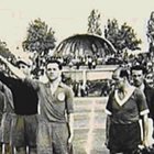 Футболистите от ФК „Македония” вдигат ентусиазирано ръце в нацистки поздрав, а играчите на „Левски” отказват.