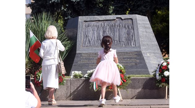 Паметникът на Независимостта в София също бе затрупан с цветя от малки и големи.