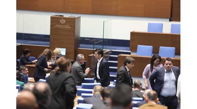 Кирил Петков спори с Йордан Цонев в парламента