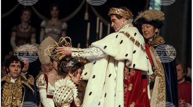 Ванеса Кърби и Хоакин Финикс в ключова сцена от лентата "Наполеон".
