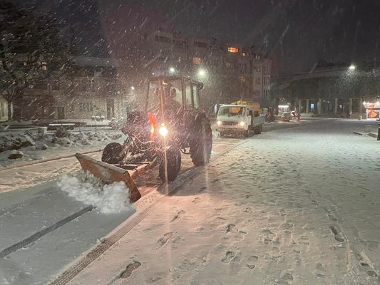 Снегопочистващата техника в Благоевград вече е на терен, кметът Методи Байкушев следи работата.