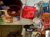 Камери в магазин хванаха учителка да краде бонбони (видео)