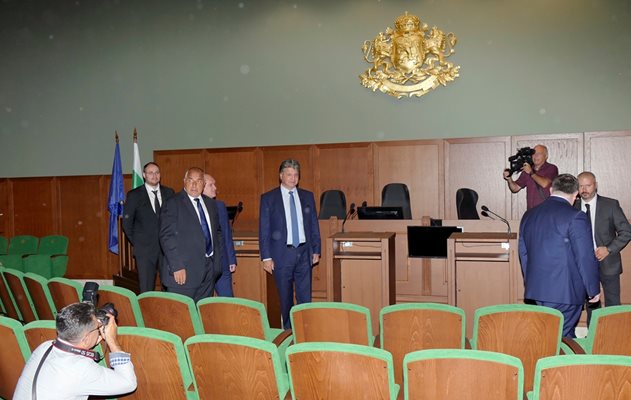 Премиерът Бойко Борисов, шефът на парламента Димитър Главчев (зад него) и председателстващият ВСС Димитър Узунов (вдясно) разглеждат една от залите.