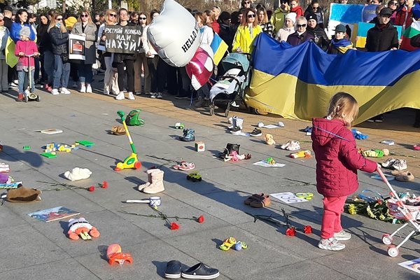 Играчки, обувки и цветя за загиналите във войната деца  разпръснаха протестиращите на площада. Снимки: Тони Щилиянова