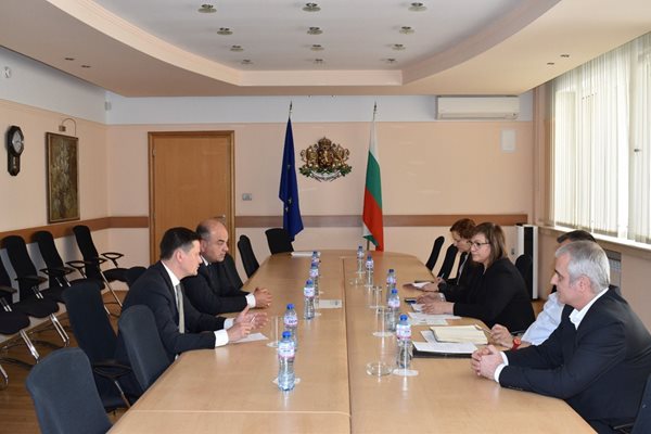 Корнелия Нинова с председателите на Държавната комисия за защита на потребителите и на Държавната комисия за стоковите борси и тържищата.