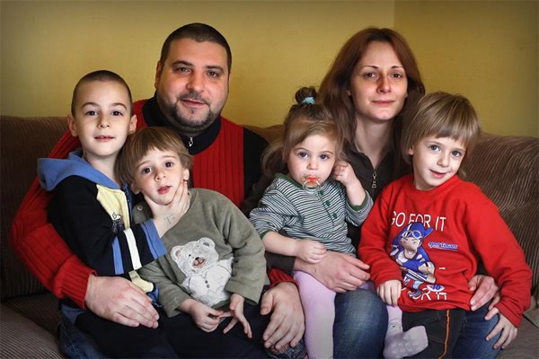 Синът на Славчо Пеев - Петър, заедно с жена си Алис и четирите им деца
СНИМКИ: АРХИВ