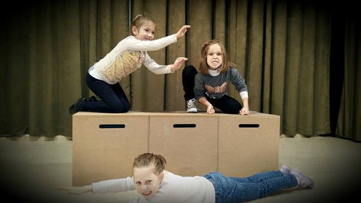 Деца играят по време на час в театралната работилница.